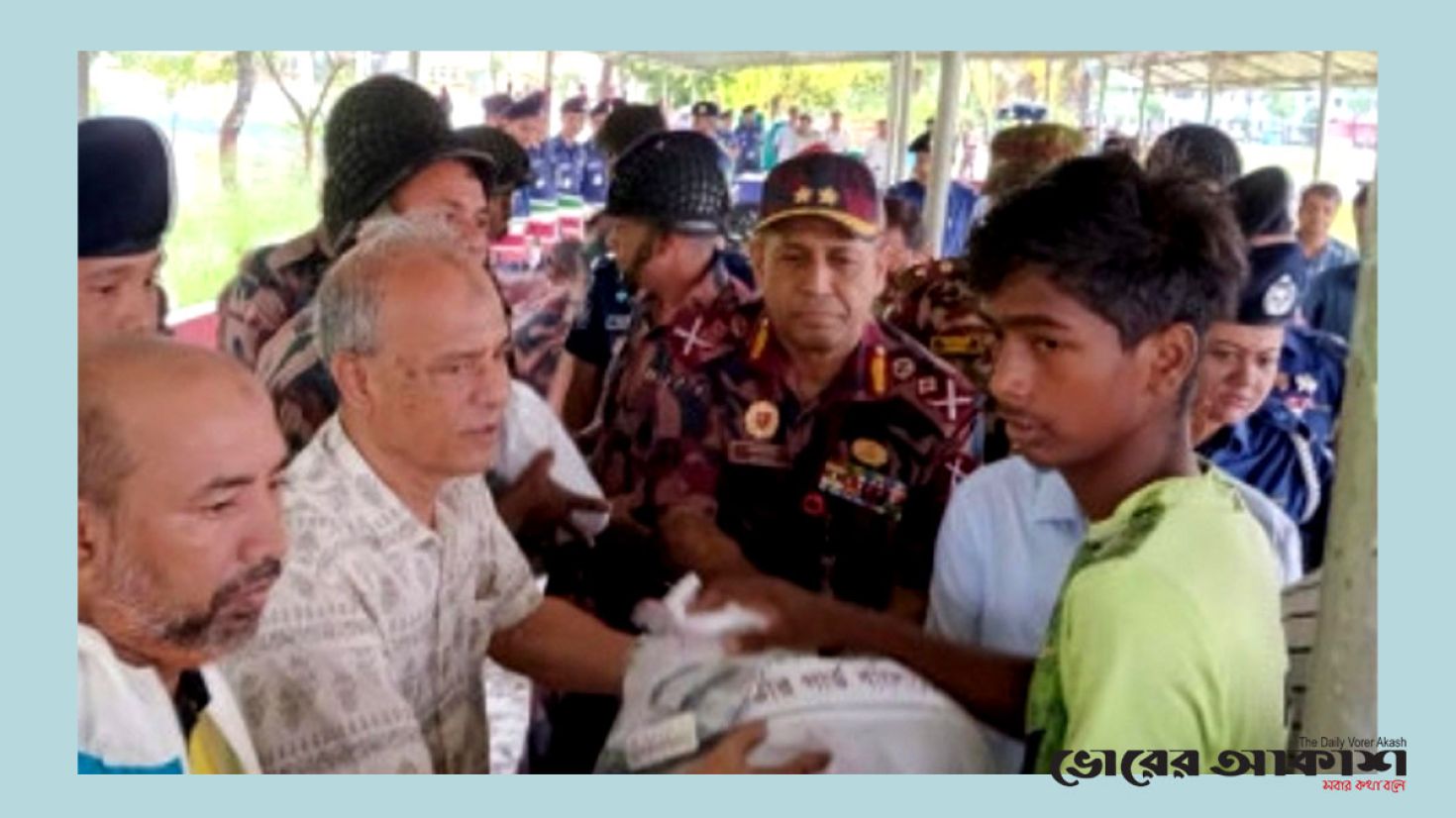 ফেনীতে বন্যার্তদের মাঝে স্বরাষ্ট্র উপদেষ্টার খাদ্য সামগ্রী বিতরণ