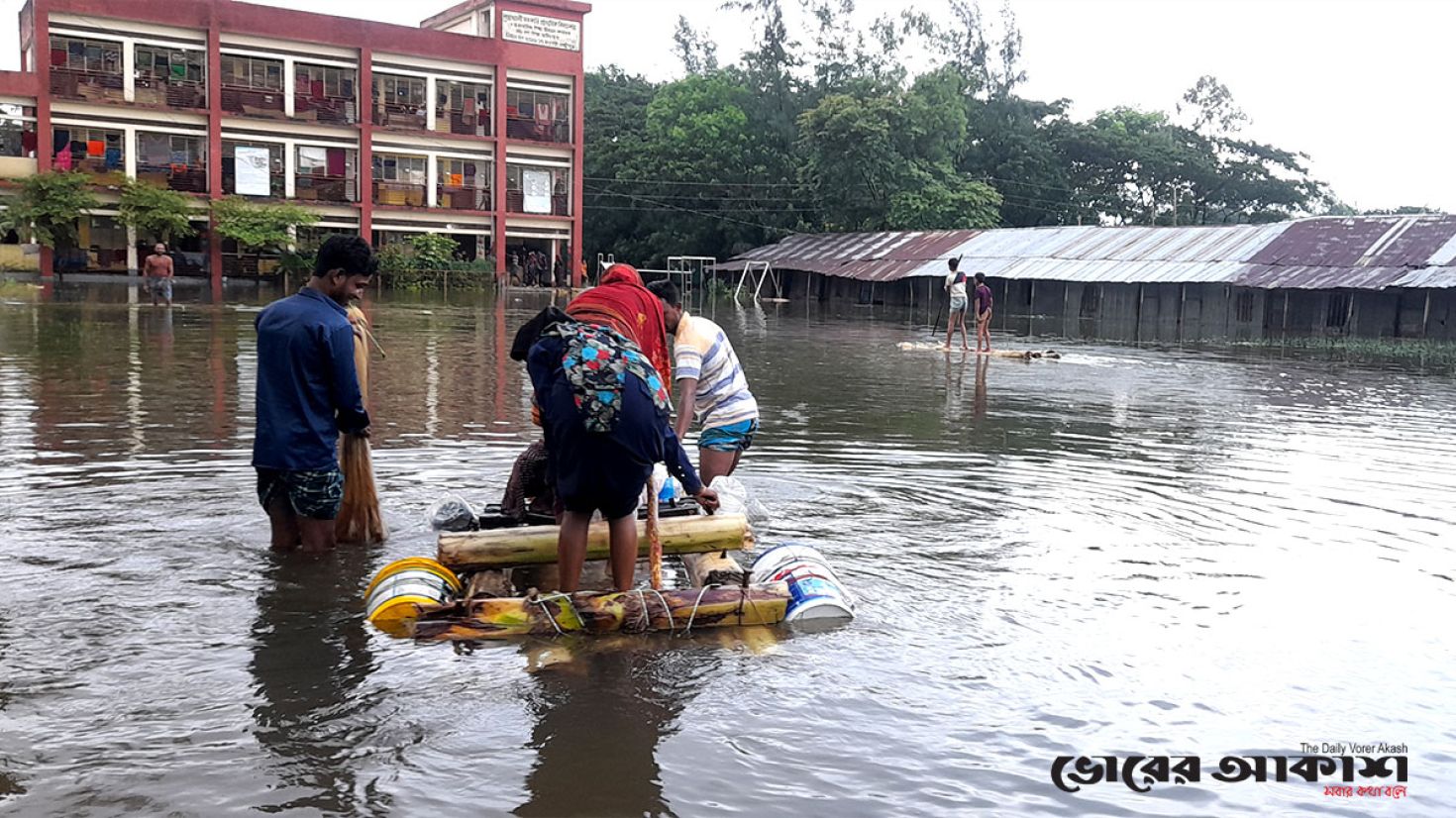 ৬১ আশ্রয়কেন্দ্রে ৮ হাজার মানুষ, রামগতিতে ত্রাণের জন্য হাহাকার