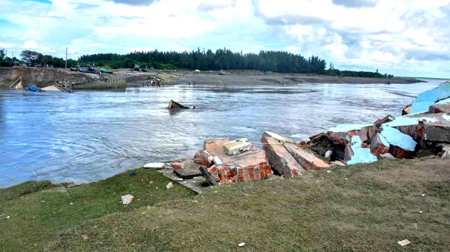 বেরিয়ে আসছে বন্যার ক্ষতচিহ্ন 