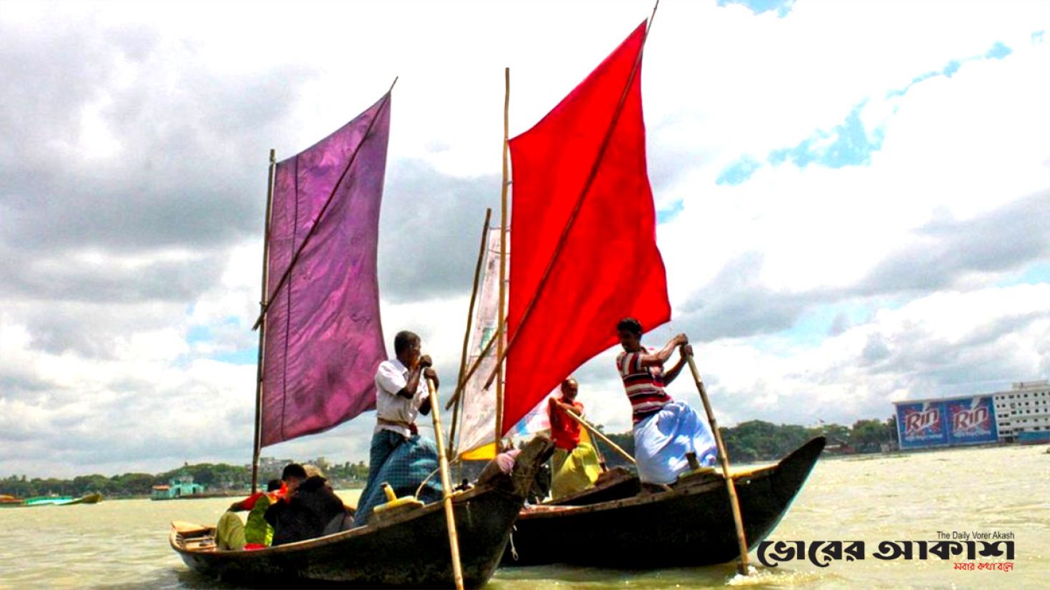 যান্ত্রিক নৌকার দাপটে হারিয়ে যাচ্ছে লগি বৈঠার নাও