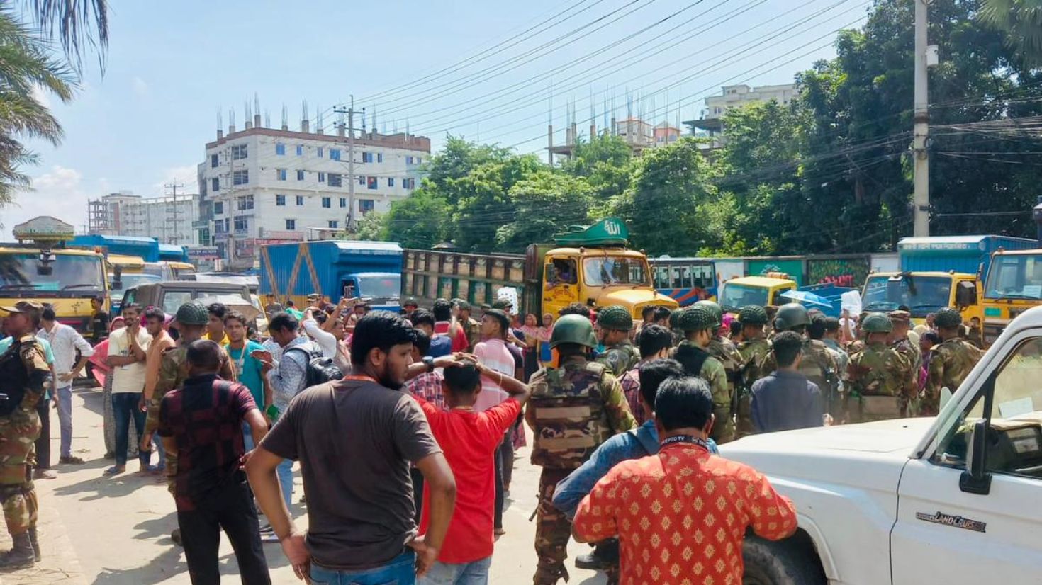 আশুলিয়ায় ছোট-বড় অন্তত ৬০টি পোশাক কারখানা ছুটি ঘোষণা