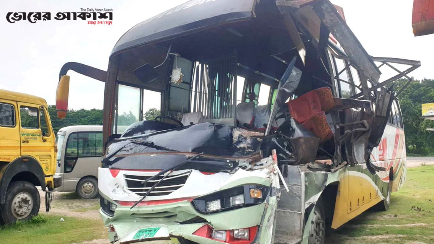 সিরাজগঞ্জে বঙ্গবন্ধু সেতুতে ট্রাক-বাস সংঘর্ষ, বাবা-ছেলেসহ নিহত ৩