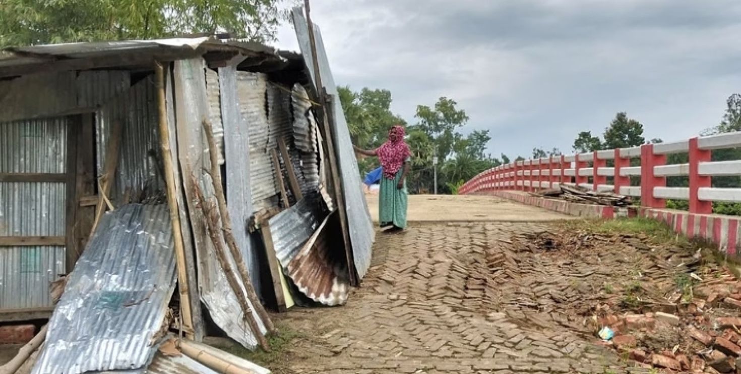 বন্যায় বসতঘর হারিয়ে ব্রিজের উপর ঝুপড়ি ঘর বানিয়ে বসবাস করছেন এক মহিলা