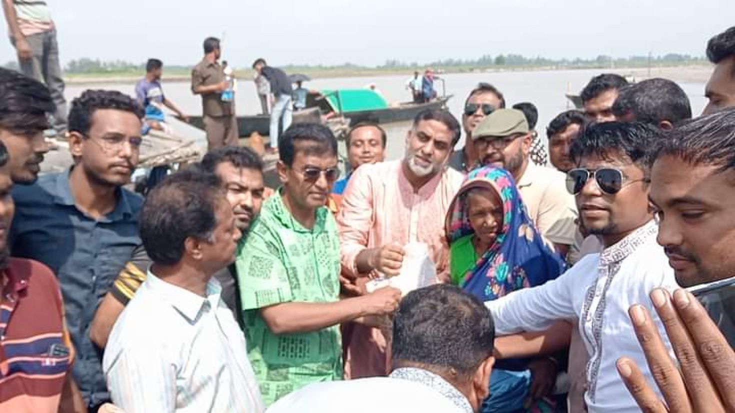 যমুনার চরাঞ্চলের বানভাসি মানুষের মাঝে উপহার সামগ্রী বিতরণ