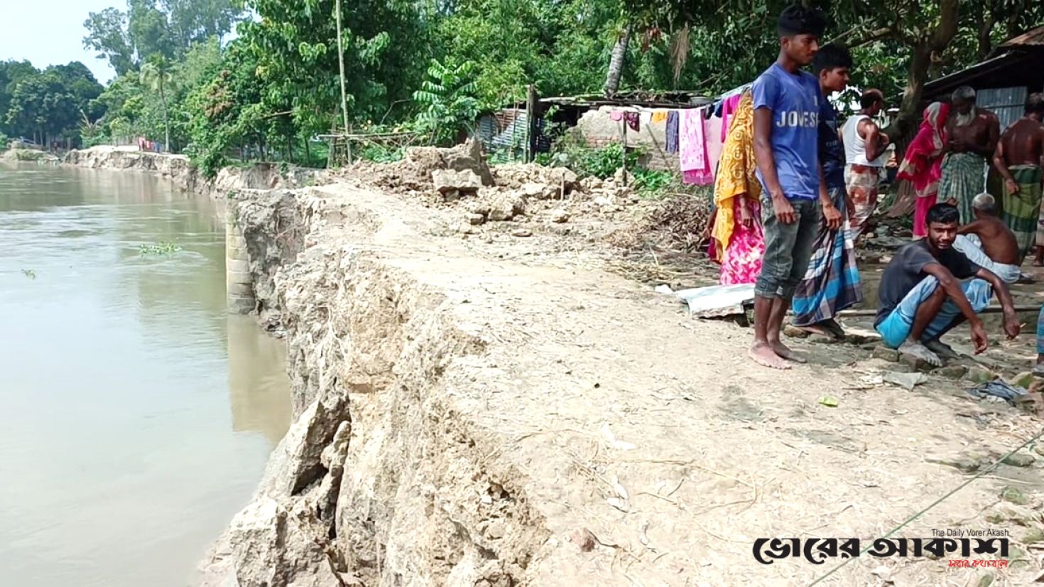 গাইবান্ধায় ভাঙন আতঙ্কে নদীপাড়ের বাসিন্দারা