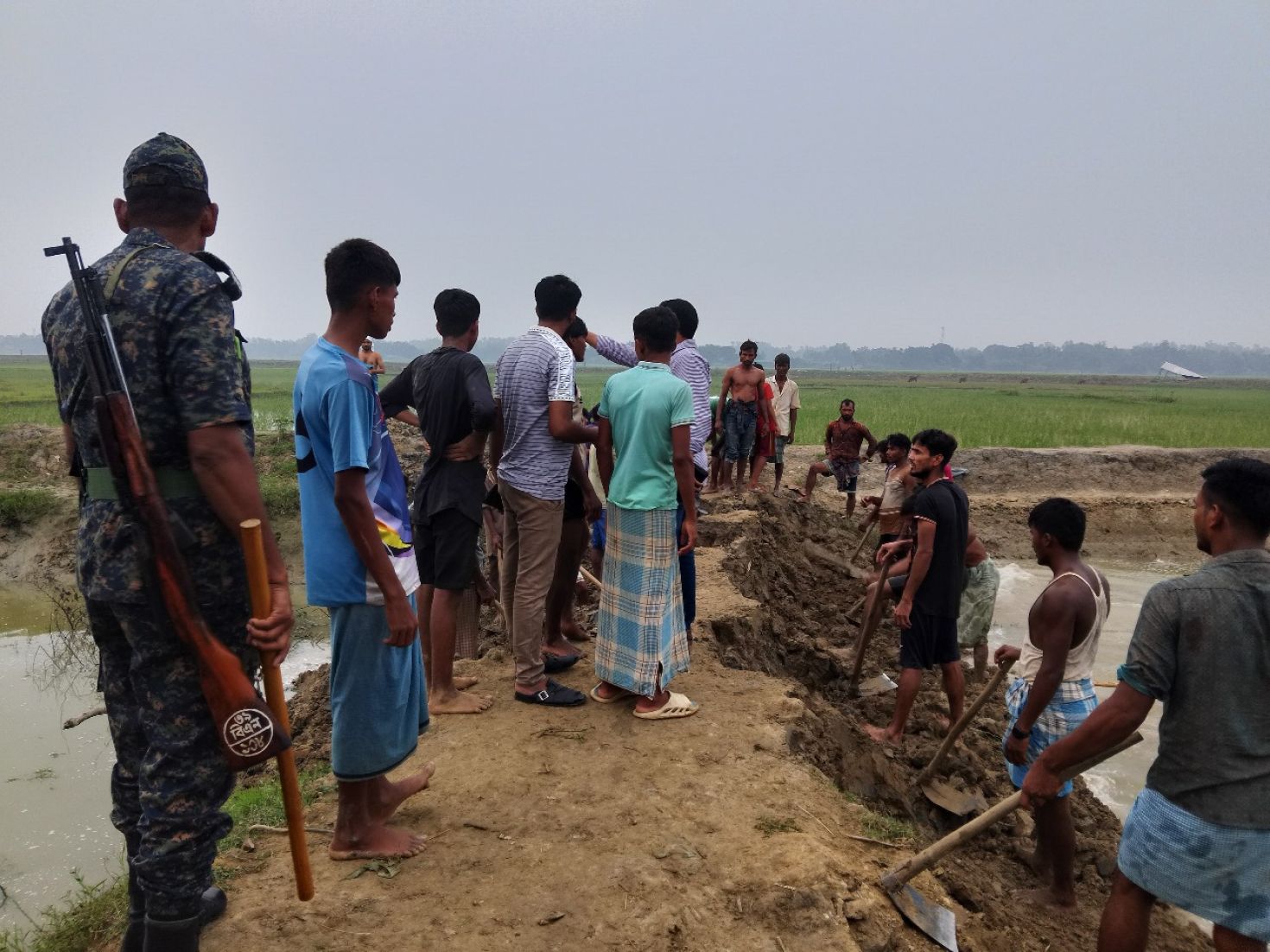 অবশেষে অবৈধ বাঁধ কেটে দিলেন ইউএনও