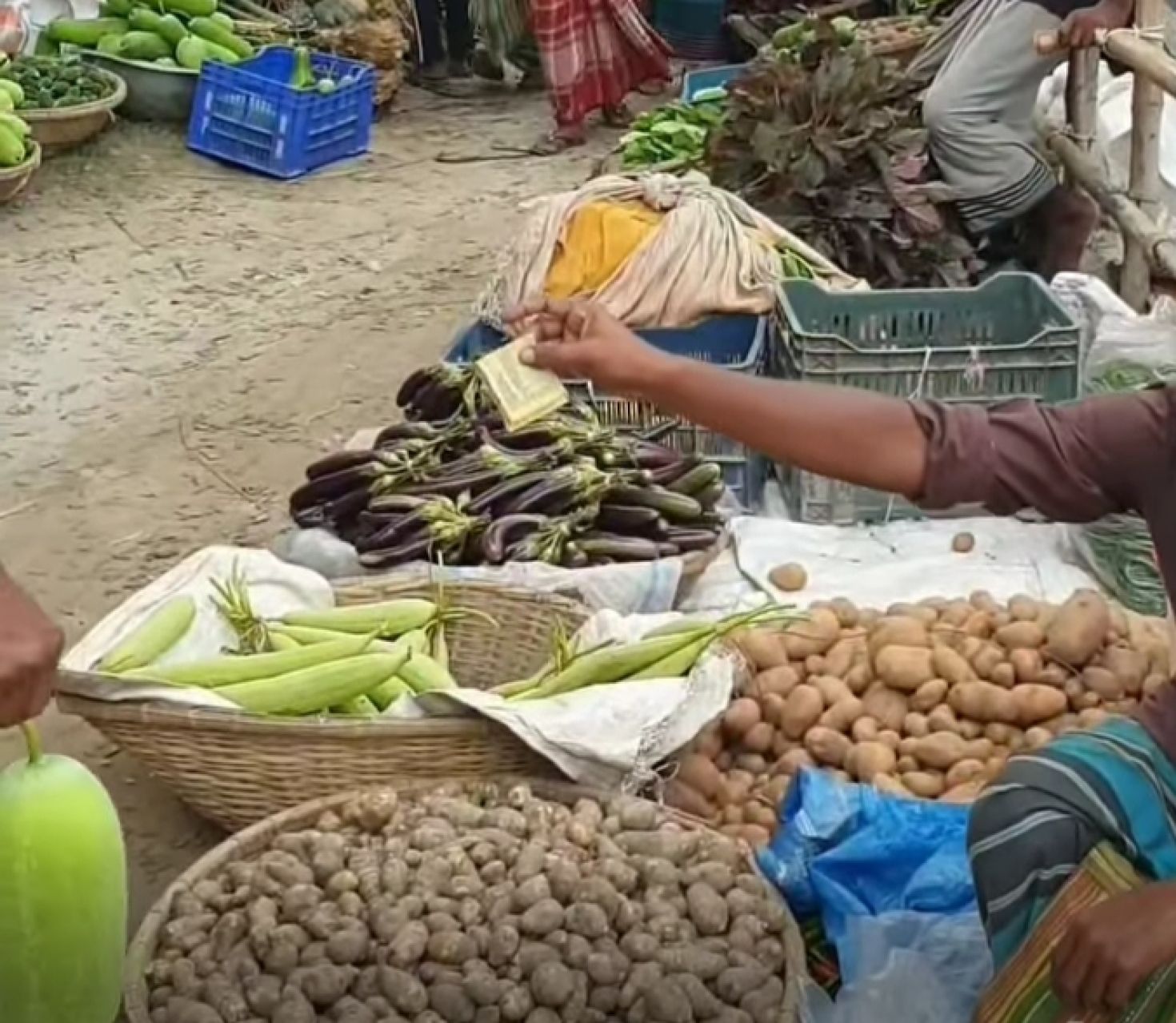 কাঁচা বাজারের উত্তাপে পুড়ছে মানুষ, বেড়েছে চালের দামও