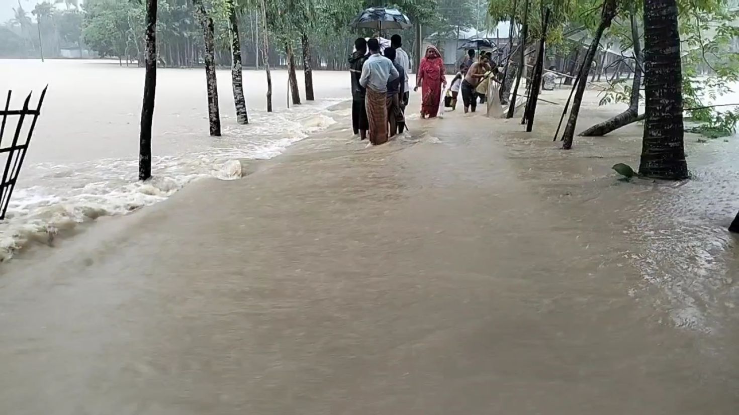 শেরপুরে স্মরণকালের ভয়াবহ বন্যা: নিহত-৬ 