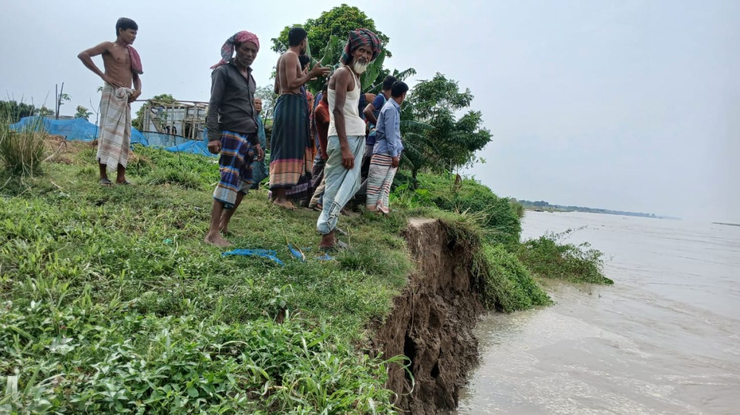 গোয়ালন্দে হঠাৎ ভাঙন আতংকে পদ্মা পাড়ের মানুষ