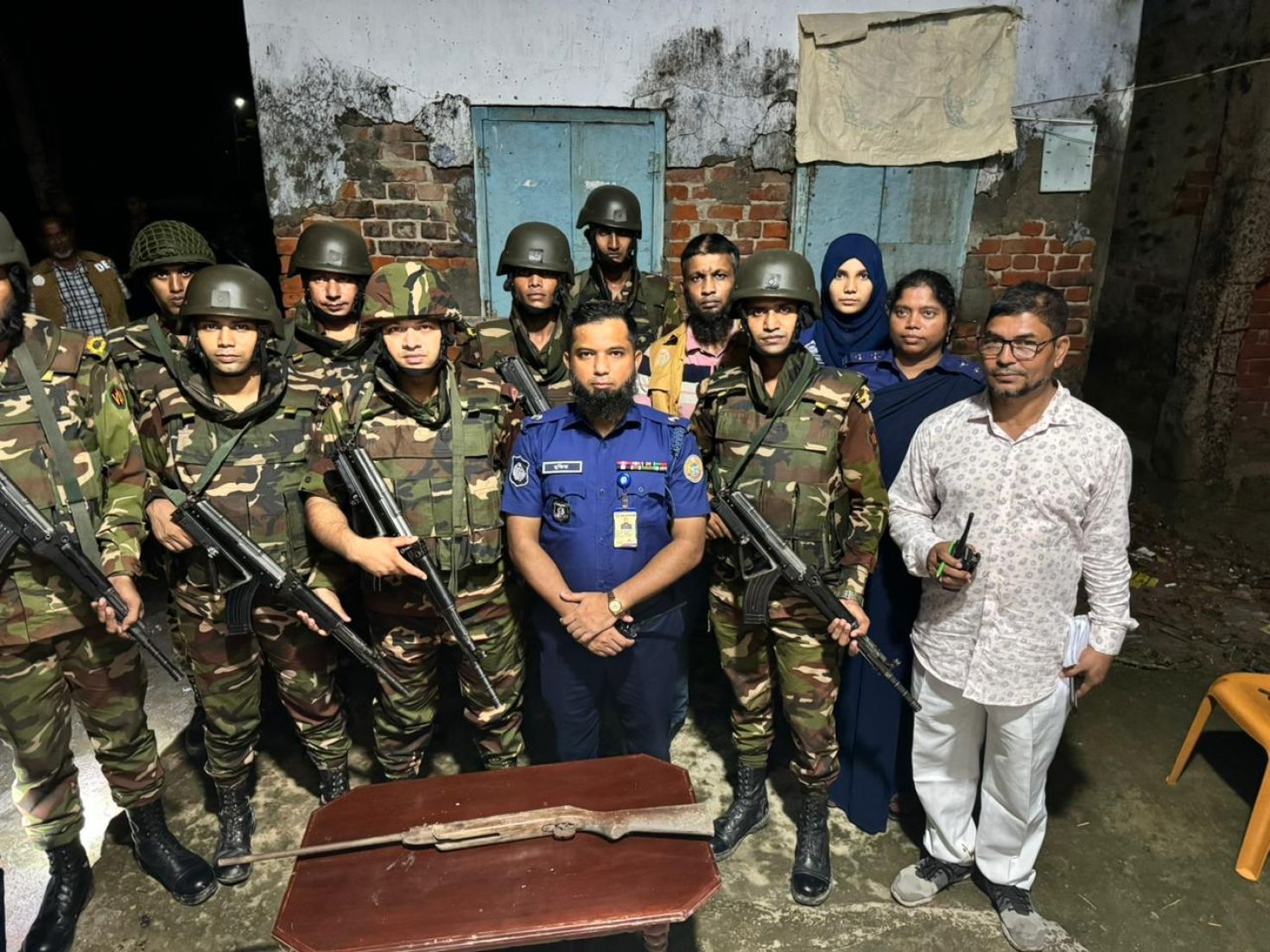 পিরোজপুরে যৌথ বাহিনীর অভিযানে সাবেক কাউন্সিলরের বাড়ি থেকে এয়ারগান উদ্ধার