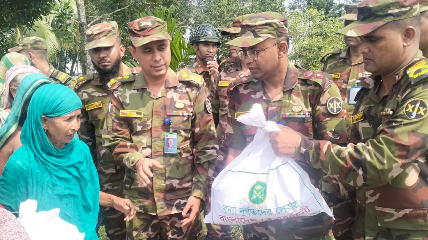 শেরপুরে সেনাবাহিনীর উদ্যোগে বন্যার্তদের মাঝে ত্রান বিতরণ