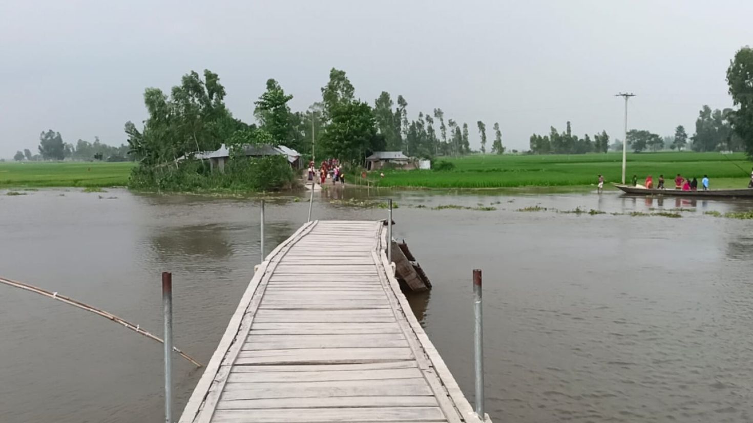 দেবে যাওয়া সেই সেতু এবার গেল ভেঙ্গে