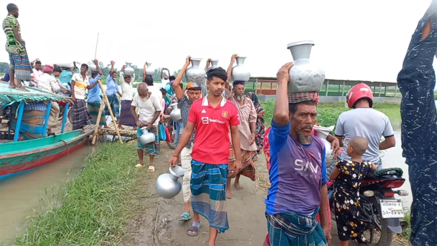 গ্রাম্য দুধের বাজার পরিণত হয়েছে মিলন মেলায়