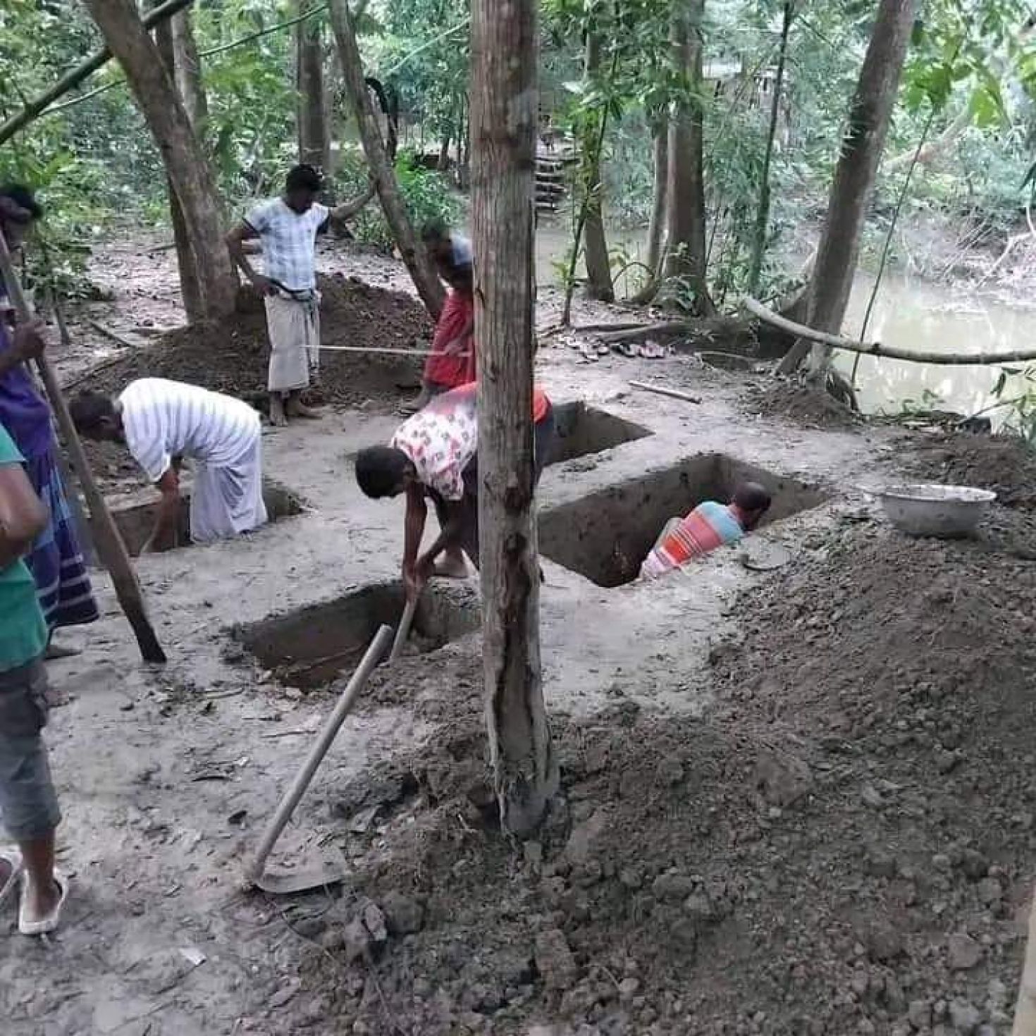 একই সারিতে খোড়া হচ্ছে চার জনের কবর