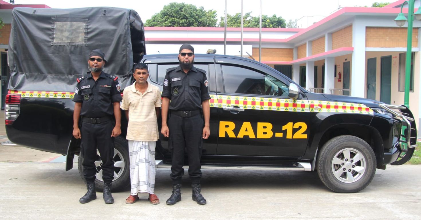 সিরাজগঞ্জে আলোচিত গণধর্ষণ মামলার পলাতক আসামীকে গ্রেফতার করেছে র‌্যাব-১২