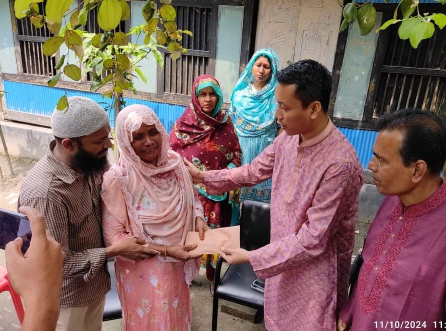 মর্মান্তিক সড়ক দুর্ঘটনায় একই পরিবারের নিহত চার জনের পরিবার কে উপজেলা নির্বাহী অফিসারের আর্থিক সহায়তা প্রদান