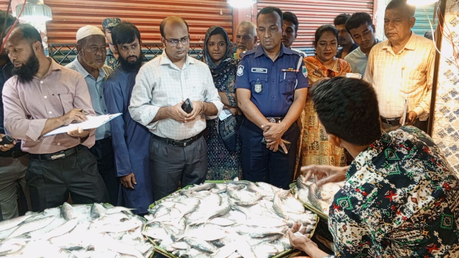 সাতক্ষীরায় নিত্যপণ্যের বাজারে টাস্কফোর্স কমিটির অভিযান