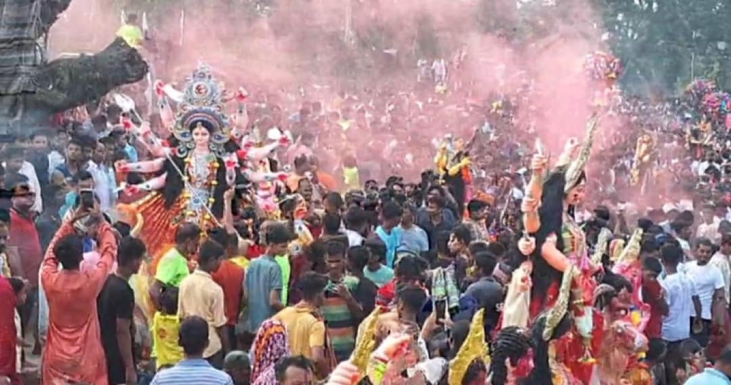 ফেনীতে প্রতিমা বিসর্জনের মধ্য দিয়ে সম্পন্ন হলো শারদীয় দুর্গোৎসব