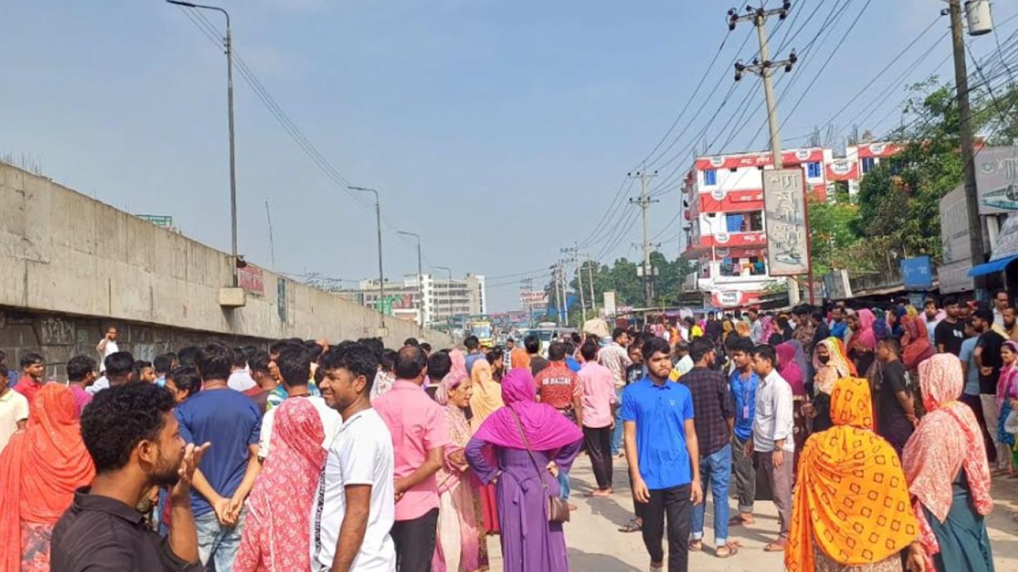 গাজীপুরে বকেয়া বেতনের দাবিতে বেক্সিমকো শ্রমিকদের বিক্ষোভ