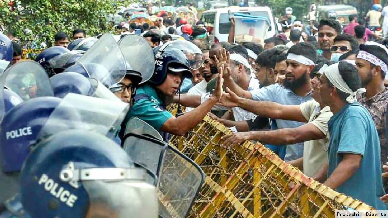 চাকরি স্থায়ীকরণের দাবিতে আউটসোর্সিং কর্মীদের শাহবাগ অবরোধ, তীব্র যানজট