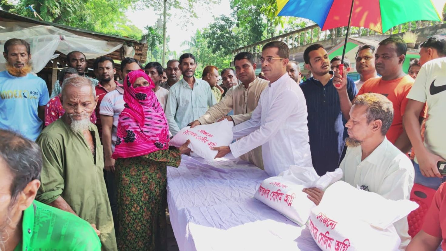 মনিরামপুরে বিএনপি নেতা অগ্নির ত্রাণ বিতরণ