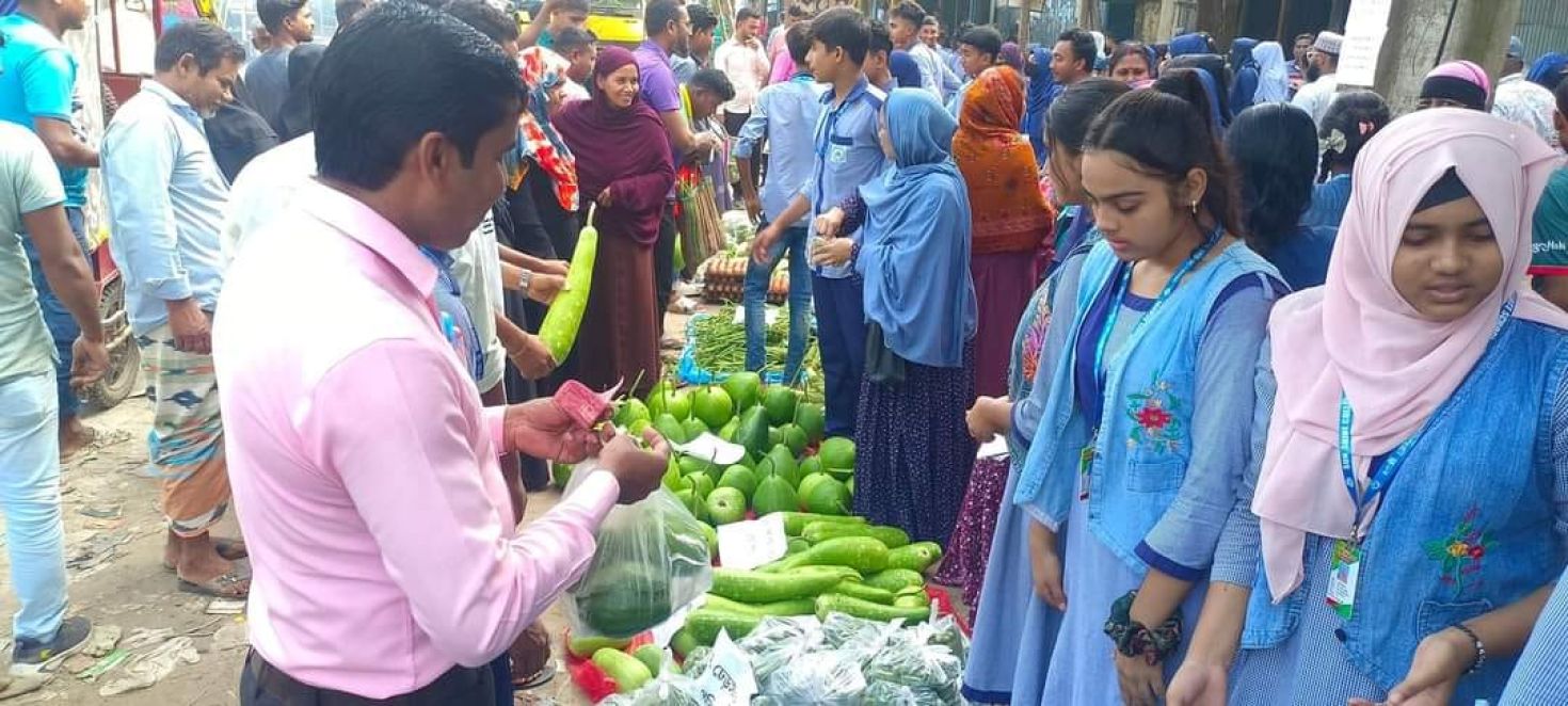 সাশ্রয়ী মূল্যের সবজি বিক্রি করলেন সান-সাইন কলেজিয়েট স্কুল