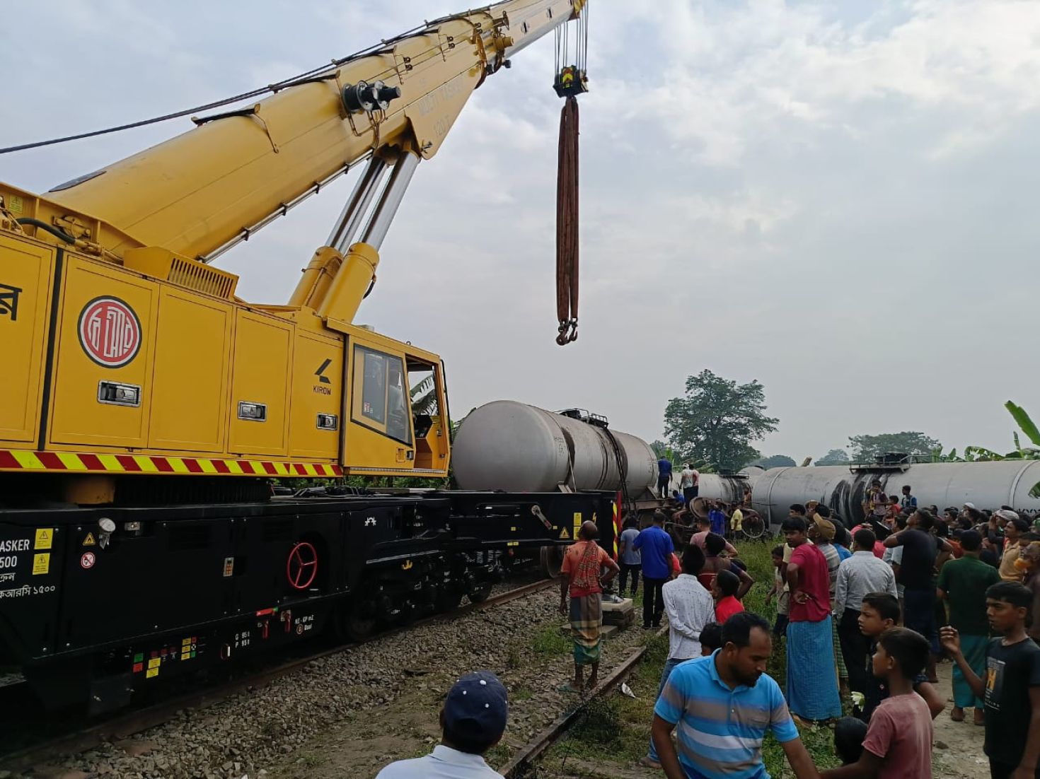 চুয়াডাঙ্গায় তেলবাহী ট্রেনের ট্যাঙ্কার লাইনচ্যুত