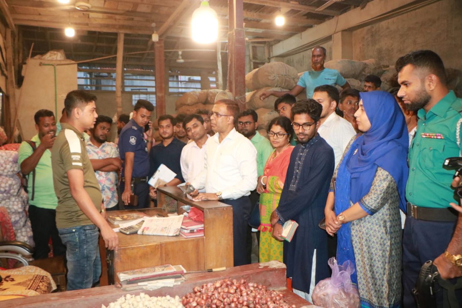 বাজার মনিটরিং এ জেলা প্রশাসক ও জেলা ম্যাজিস্ট্রেট