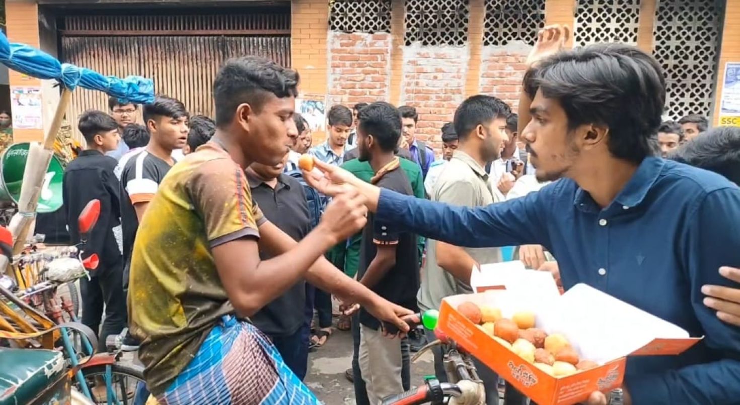 সিরাজগঞ্জে আনন্দ মিছিল ও মিষ্টি বিতরণ