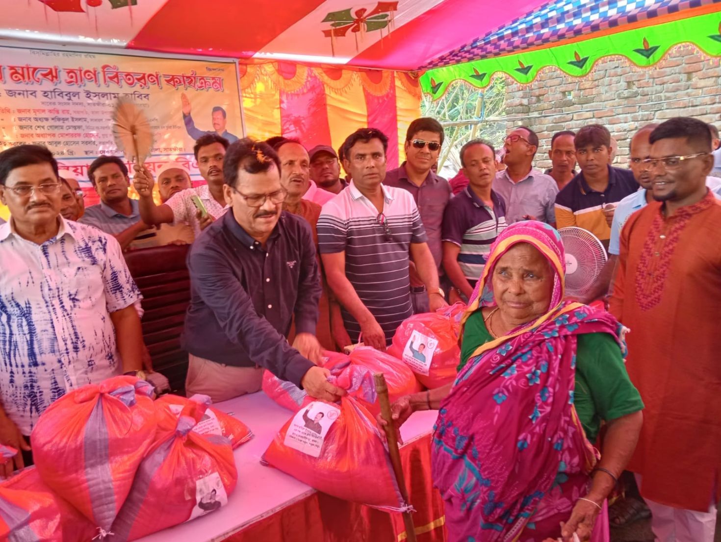 সাতক্ষীরার বানভাসী মানুষের মাঝে বিএনপি'র ত্রাণসামগ্রী বিতরণ