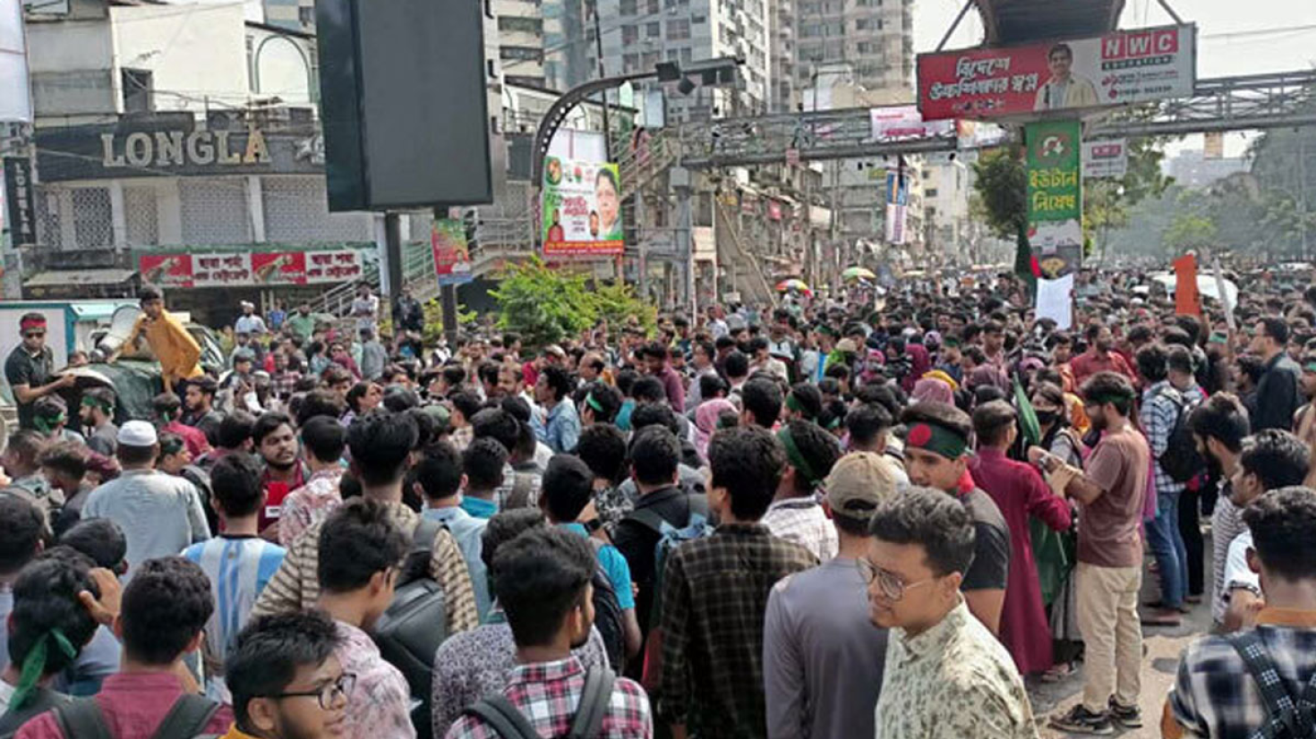 স্বতন্ত্র বিশ্ববিদ্যালয় প্রতিষ্ঠার দাবিতে সায়েন্সল্যাব মোড় অবরোধ সাত কলেজ শিক্ষার্থীদের