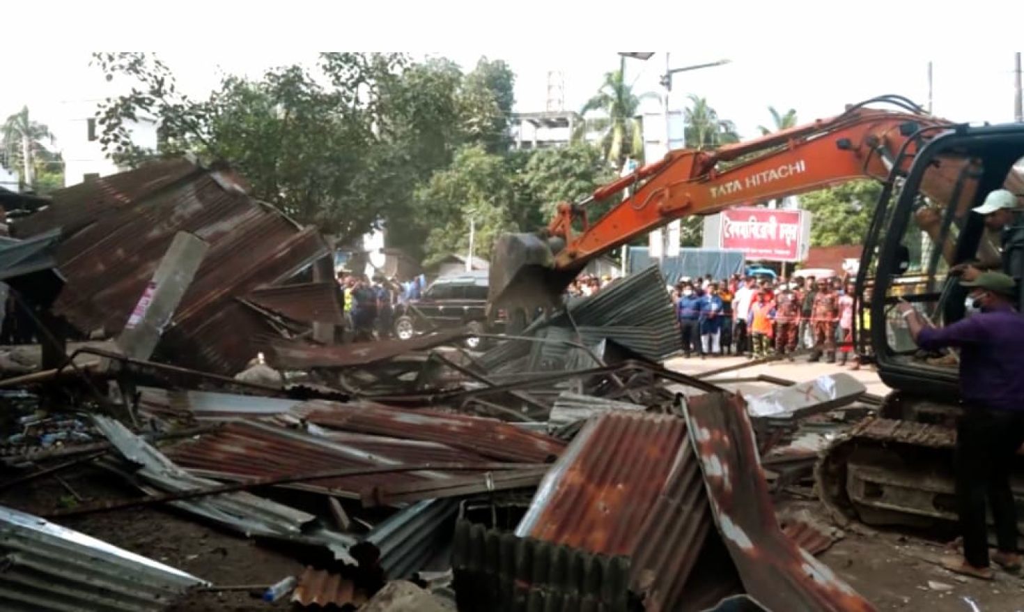 অবৈধ স্থাপনা উচ্ছেদ করেছে পিরোজপুর সড়ক বিভাগ