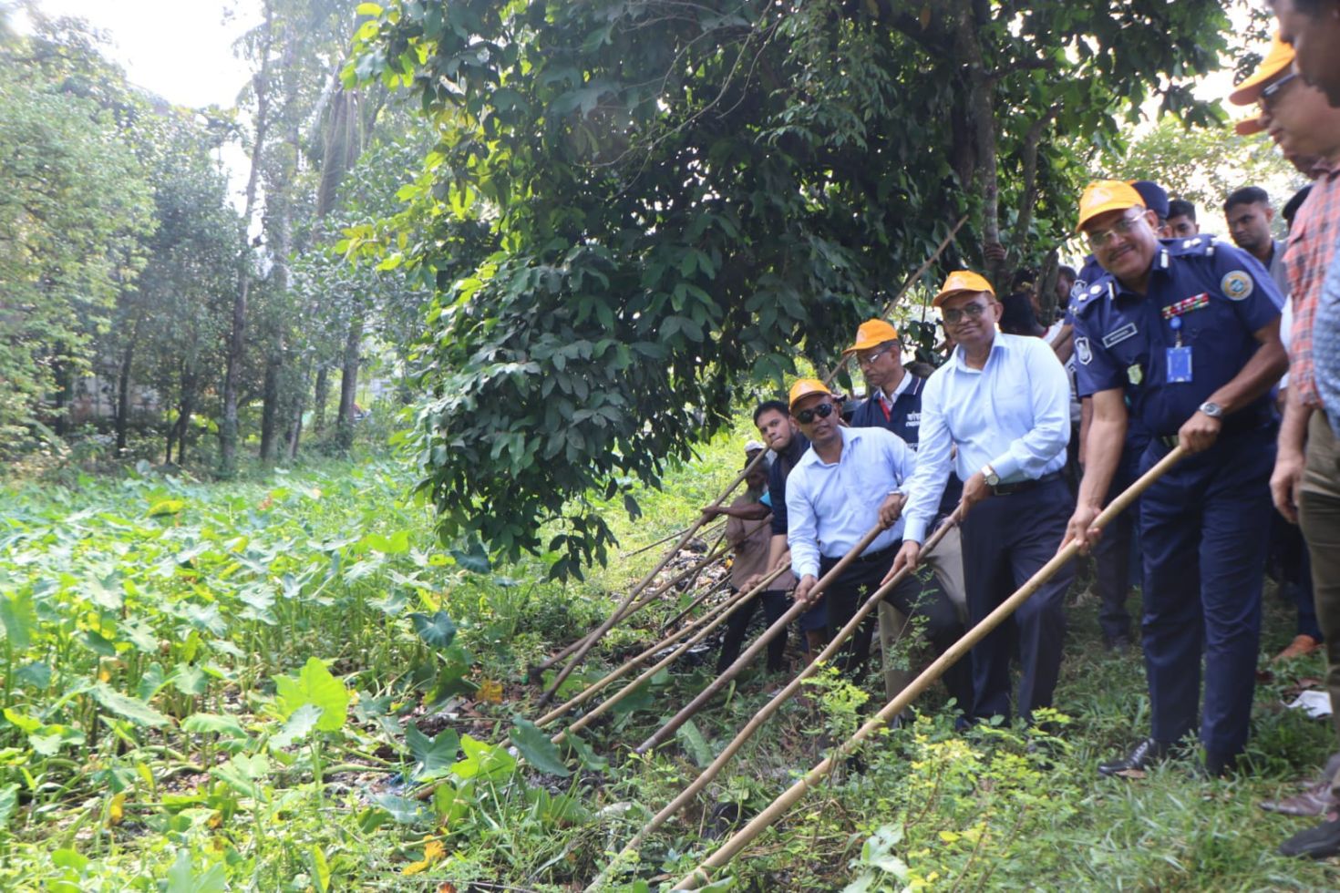 বরিশালে জাতীয় যুব দিবস উদযাপন উপলক্ষ্যে লাকুটিয়া খাল পরিস্কার অভিযান ও যুব ঋণের চেক বিতরণ।