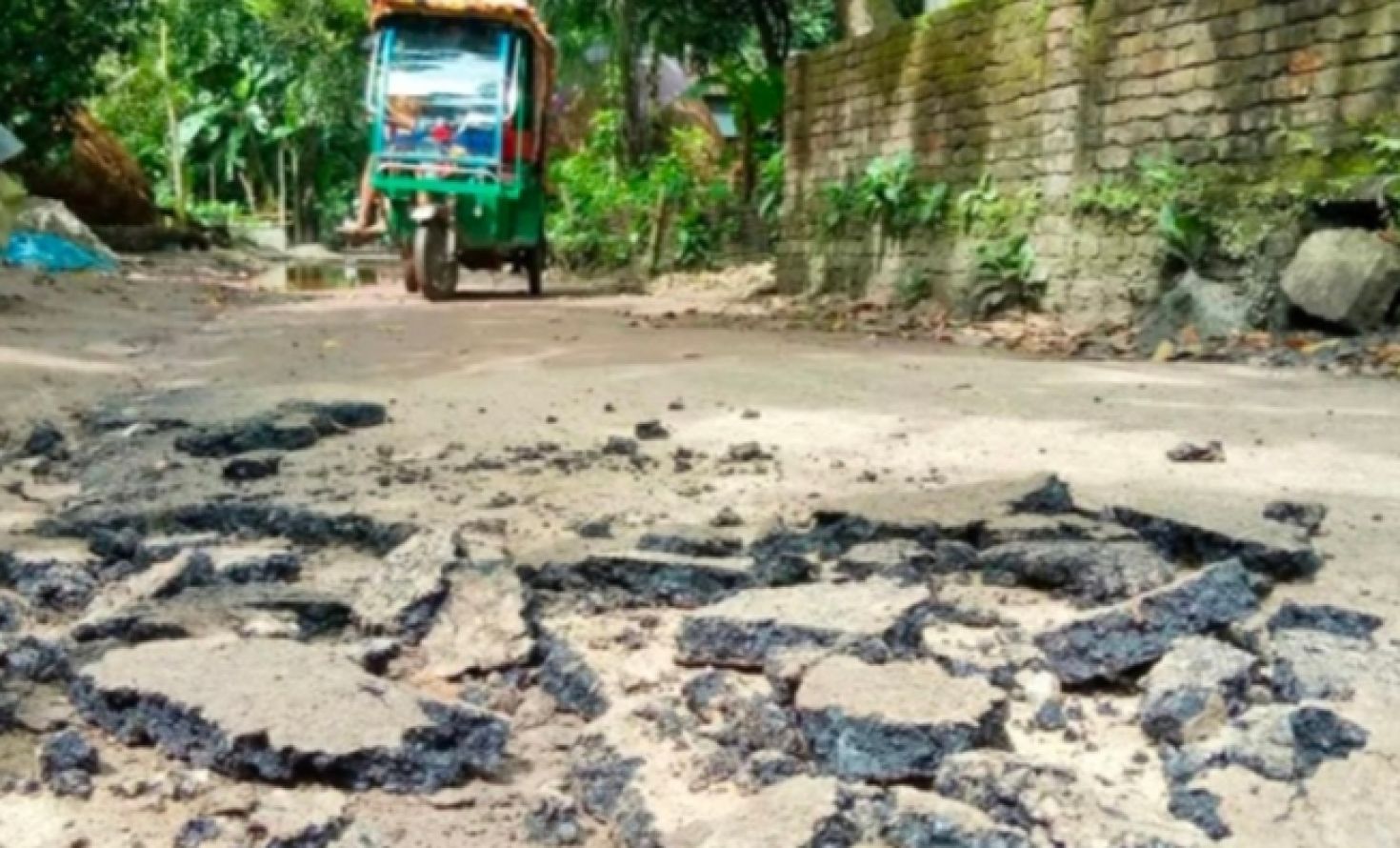 সড়ক সংস্কার রাতে , সকালে উঠে গেল কার্পেটিং