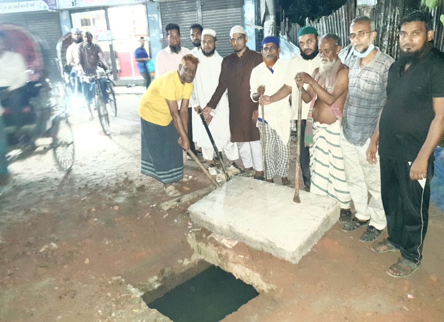 বরিশালে রাস্তা সংস্কারের উদ্যোগ নিল বাংলাদেশ জামায়াত ইসলামী