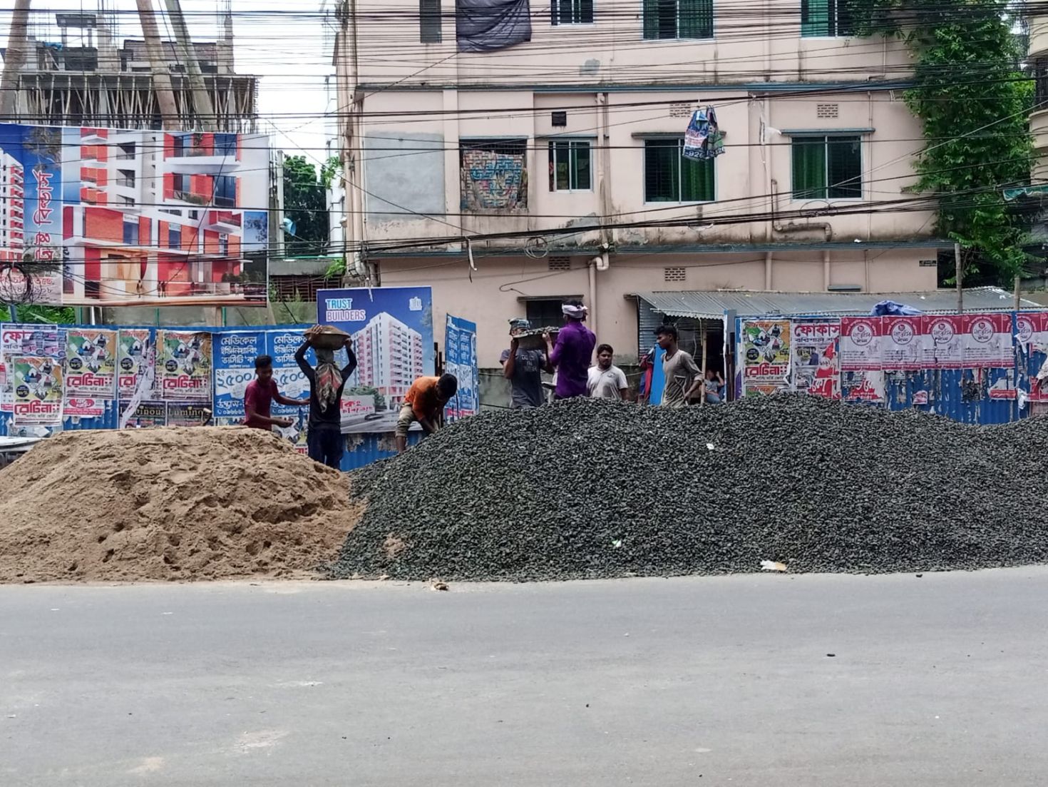 বরিশালে ভবন নির্মাণ সামগ্রী রেখে ফুটপাত দখল