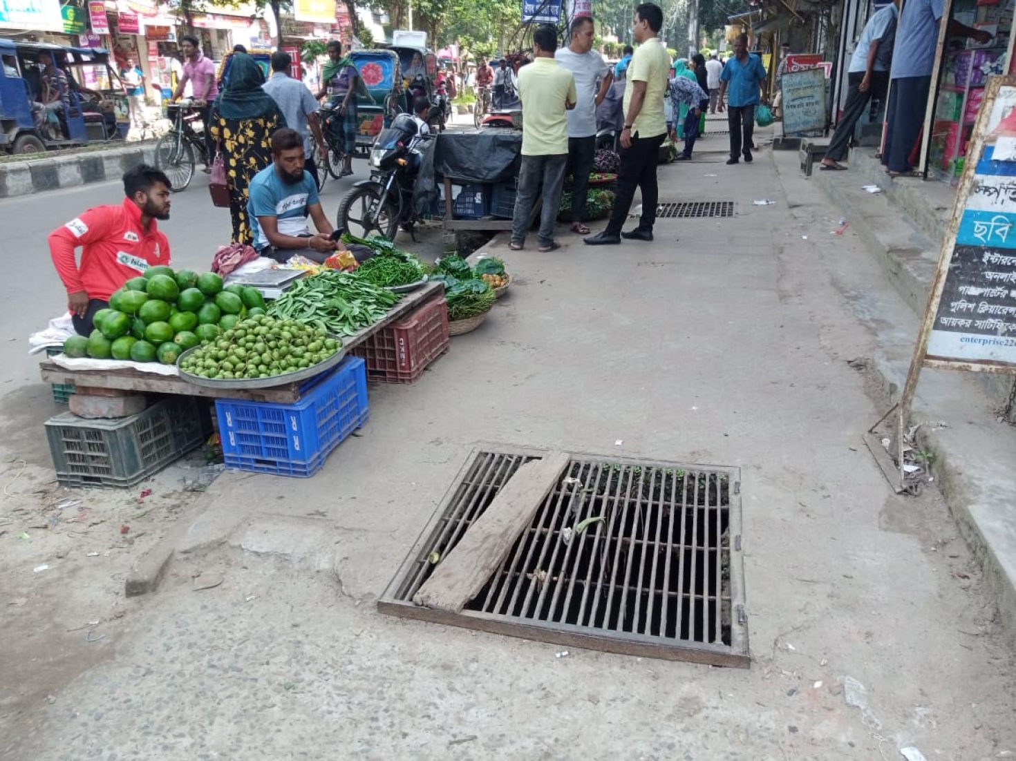 বরিশালে চৌমাথার ফুটপাত এখন অবৈধ ব্যবসায়ীদের দখলে