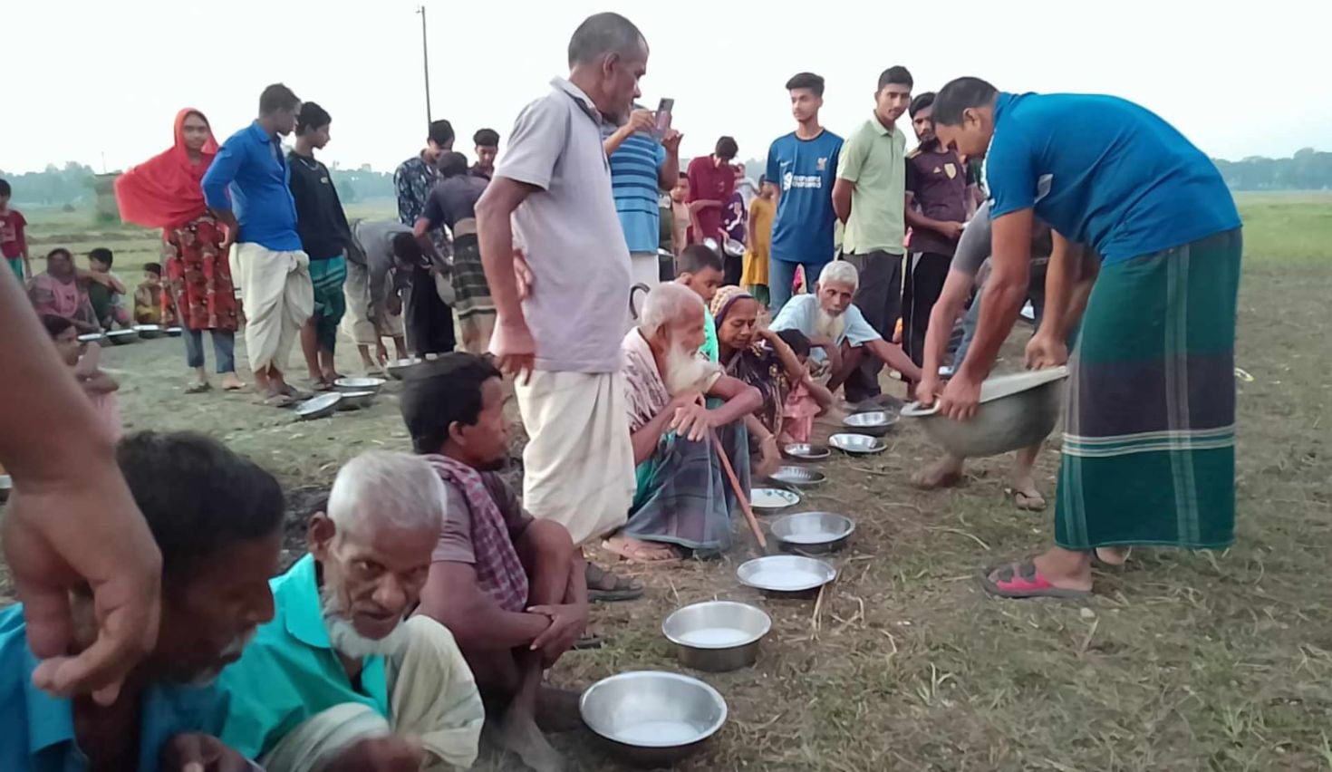 দৌলতপুরে রোগমুক্তি কামনায় গ্রামীণ সিন্নি বিতরণ