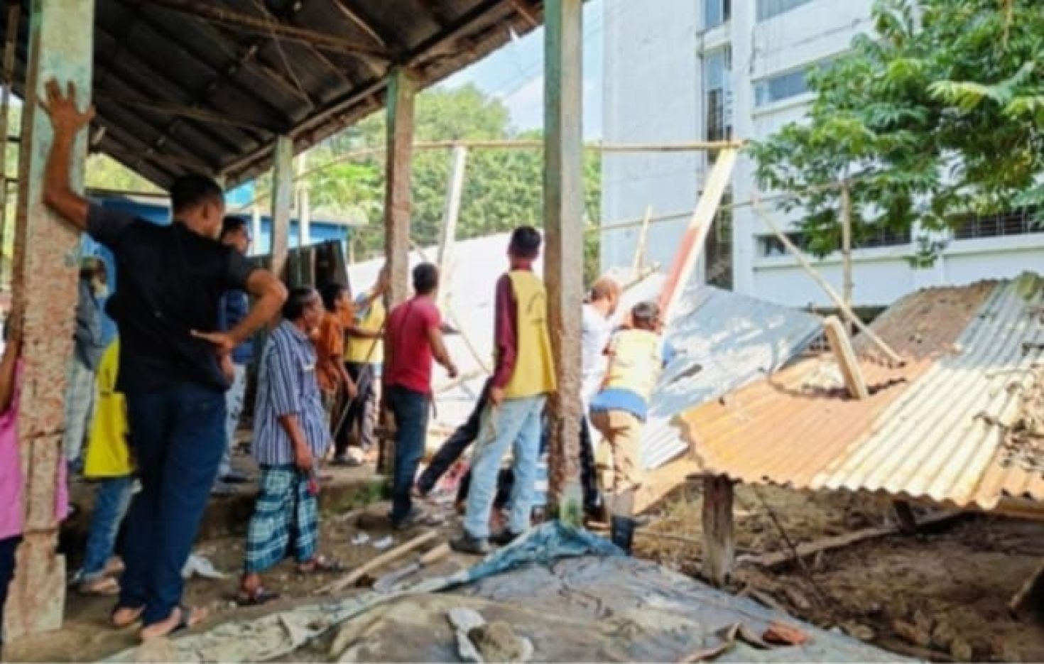 শেরপুরে অবৈধ স্থাপনা উচ্ছেদ অভিযান