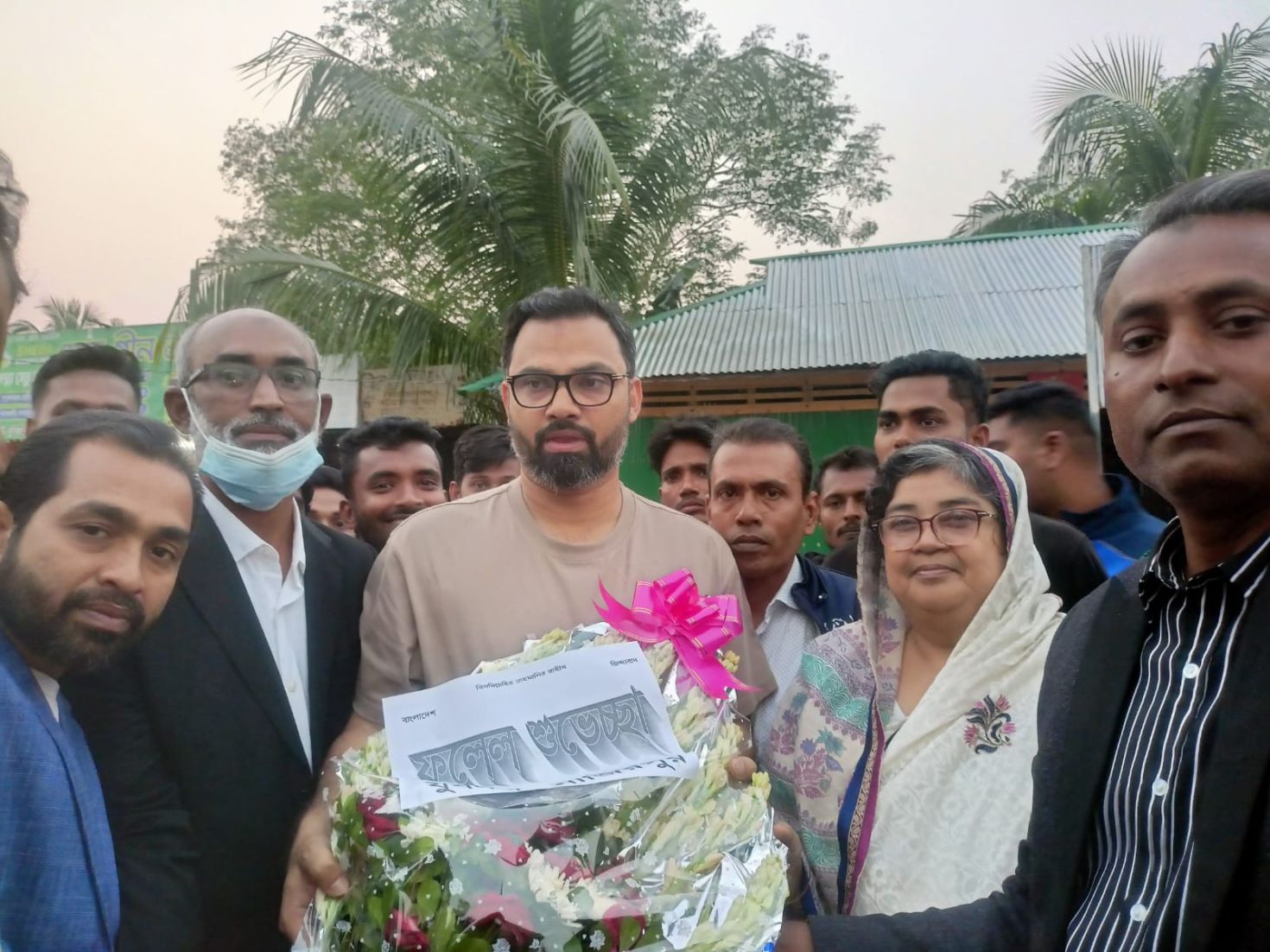 নাজিরপুর উপজেলা যুবদলের পক্ষ থেকে আমিনুল হককে ফুলেল শুভেচ্ছা