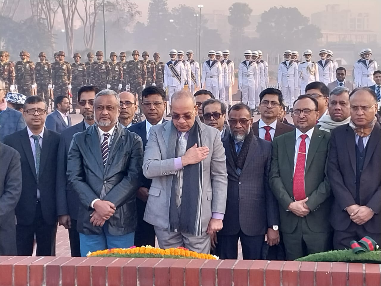 প্রধান বিচারপতি ও সুপ্রীম কোর্টের উভয় বিভাগের বিচারপতিরা জাতীয় স্মৃতিসৌধে পুষ্পস্তবক অর্পণের মাধ্যমে শ্রদ্ধা নিবেদন 