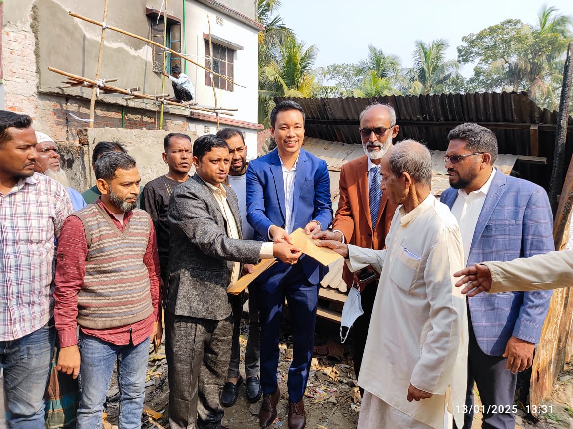 অগ্নিকাণ্ডে ক্ষতিগ্রস্ত ১৭ দোকান মালিককে আর্থিক সহায়তা প্রদান