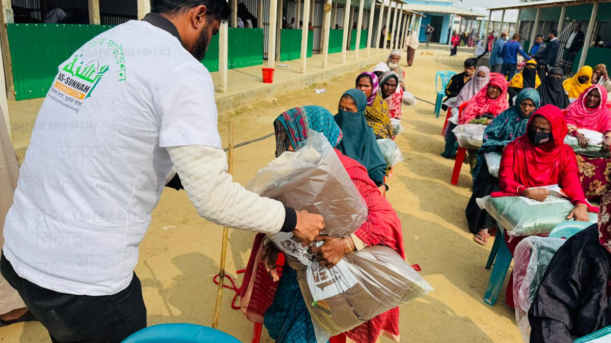 আস্ সুন্নাহ ফাউন্ডেশনের উদ্যোগে শীতবস্ত্র বিতরণ