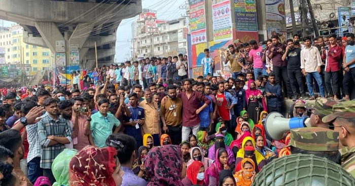 ছাঁটাইয়ের প্রতিবাদে সিইপিজেডে শ্রমিকদের সড়ক অবরোধ