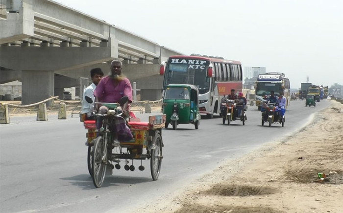 সিরাজগঞ্জে মহাসড়কে দাপট  ব্যাটারিচালিত যানবাহনের