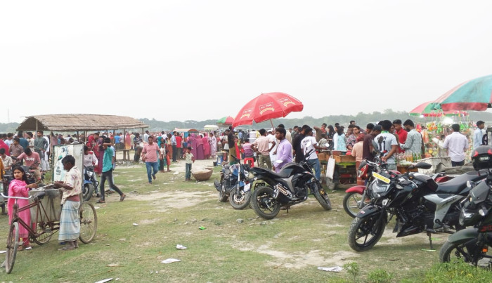 ঈদ আনন্দে যমুনা সেতু পূর্বপাড়ে বিনোদন প্রেমীদের উপচে পড়া ভিড়