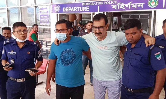 বেনাপোল চেকপোস্টে  গোপালগঞ্জ আ. লীগ নেতা আটক