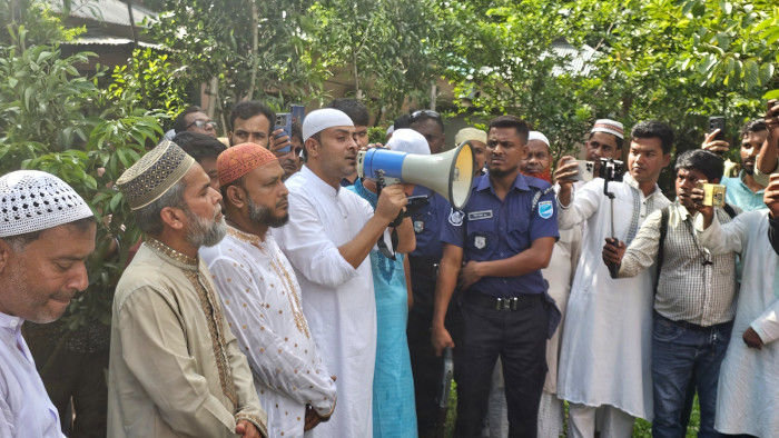 শ্রীপুরে প্যারোলে মুক্তি পেয়ে মায়ের জানাজায় যুবলীগ নেতা