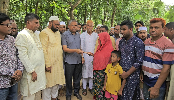 শ্রীপুরে ডাকাতের হামলায় নিহত পরিবারের পাশে বিএনপি
