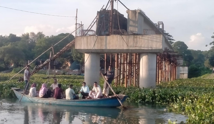ধামরাইয়ে ভোগান্তির যাতায়াত,  বর্ষায় নৌকা গ্রীষ্মে সাঁকো